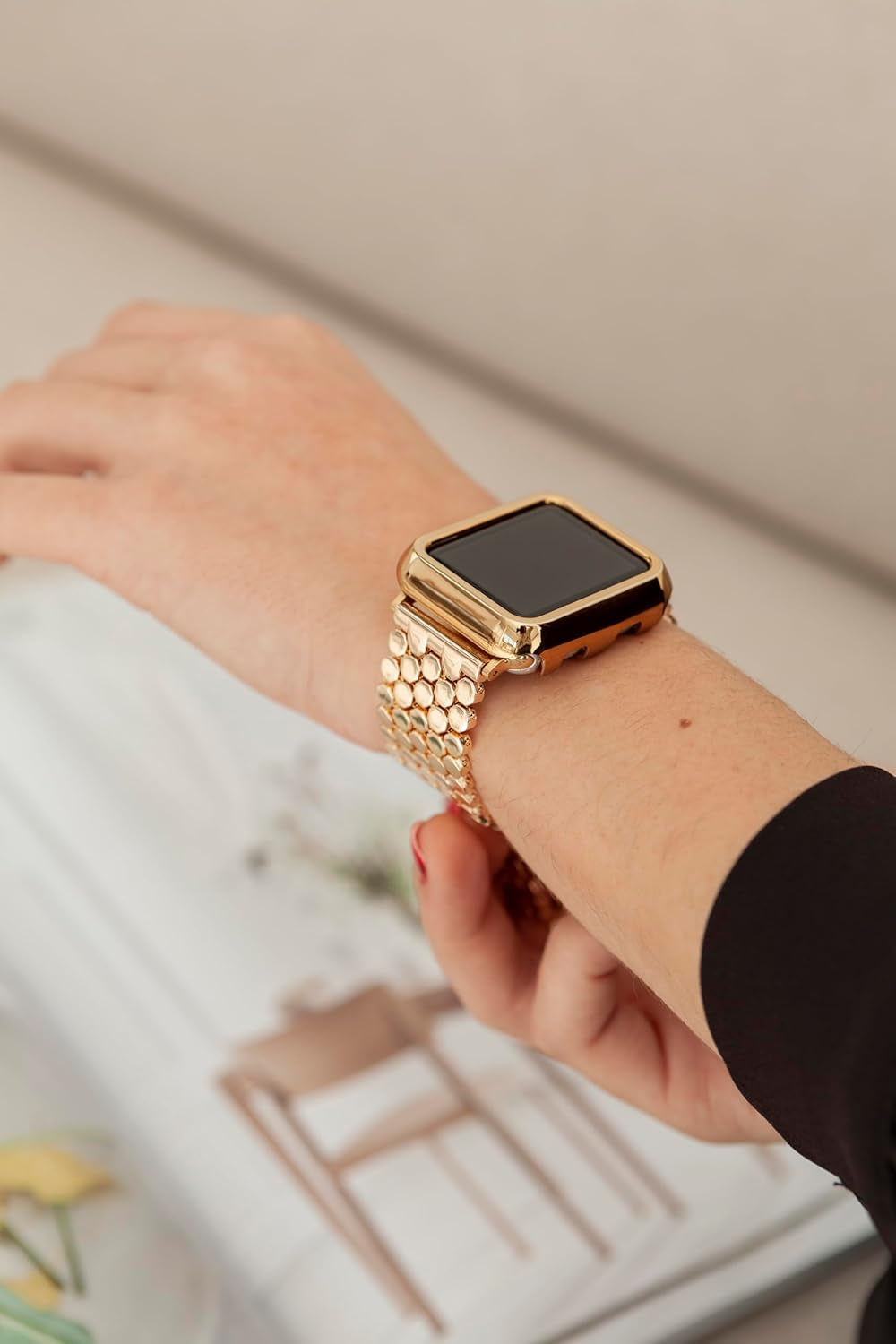 Gold Apple Watch Band & Glossy XOXO Protective Case Bundle – Elegant Stainless Steel Strap & Luxury Metal Cover for Apple Watch Series 1-10, SE & Ultra (38MM/40MM/41MM)