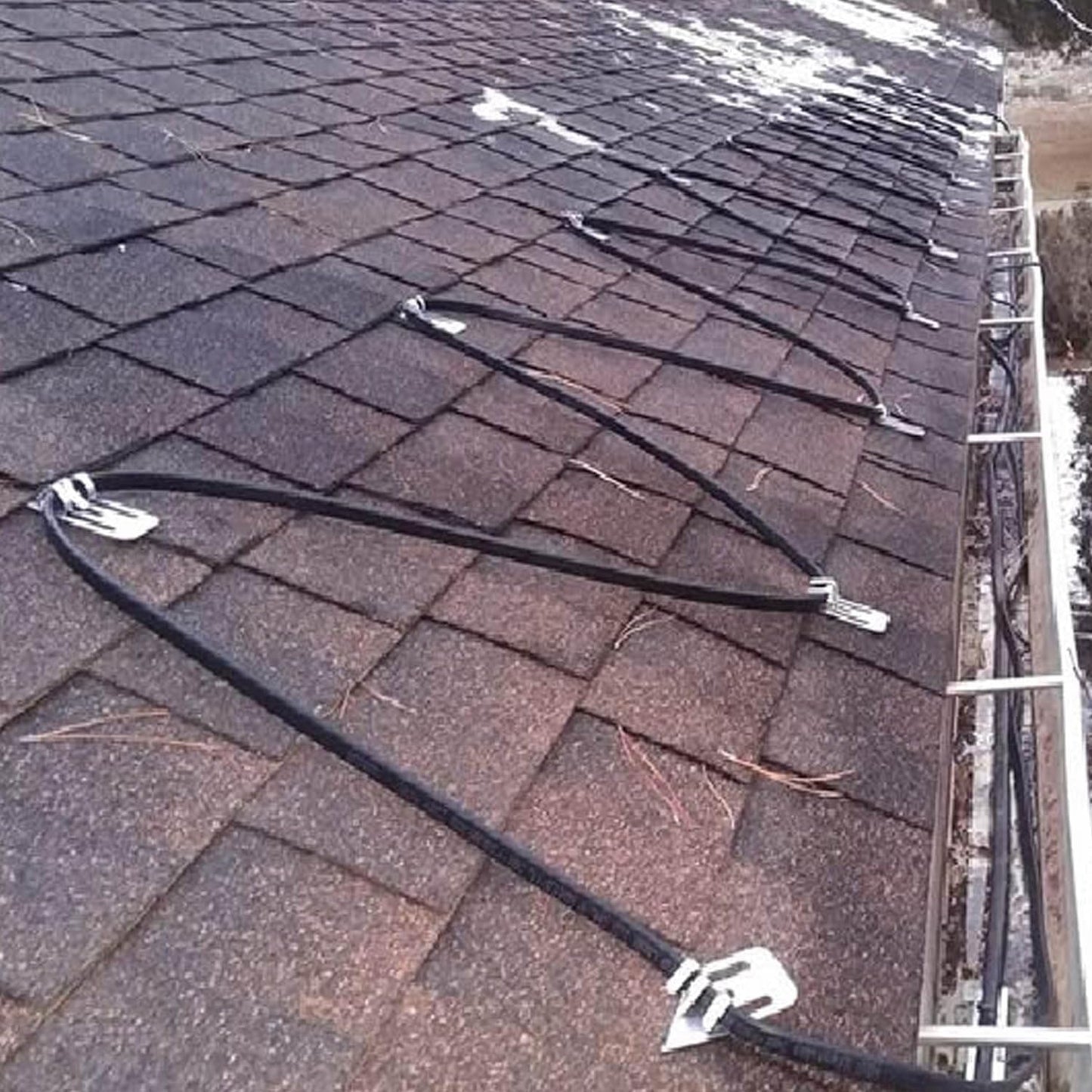 Roof Heat Cable Snow De-Icing Kit Self-Regulating Plug-In Ready Heat Tape for Roof and Gutters Ice Dam Prevention 8W/Ft 100Ft