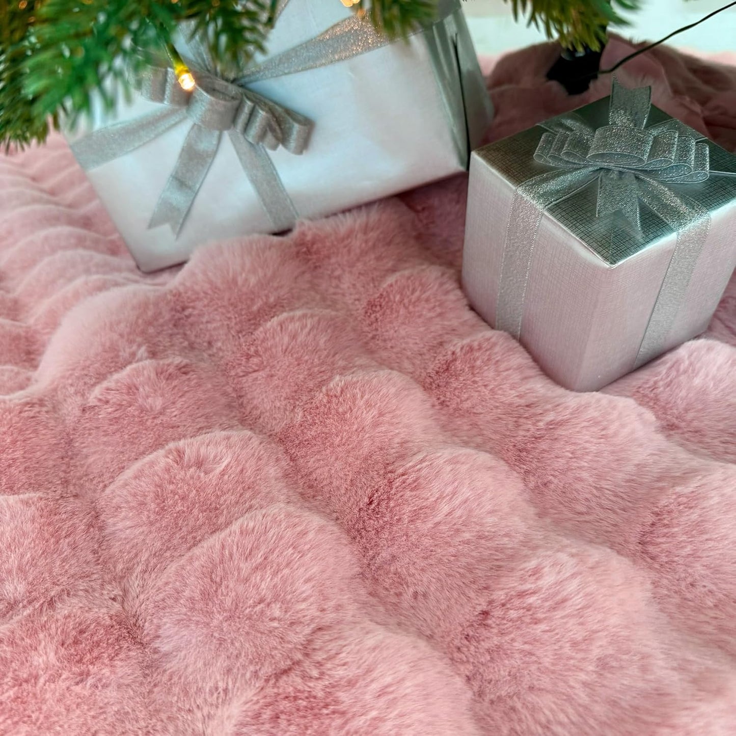 60-Inch Puff Quilt Faux Fur Christmas Tree Skirt, Soft Plush Tufted Texture with Satin Ribbon Ties, Baby Pink
