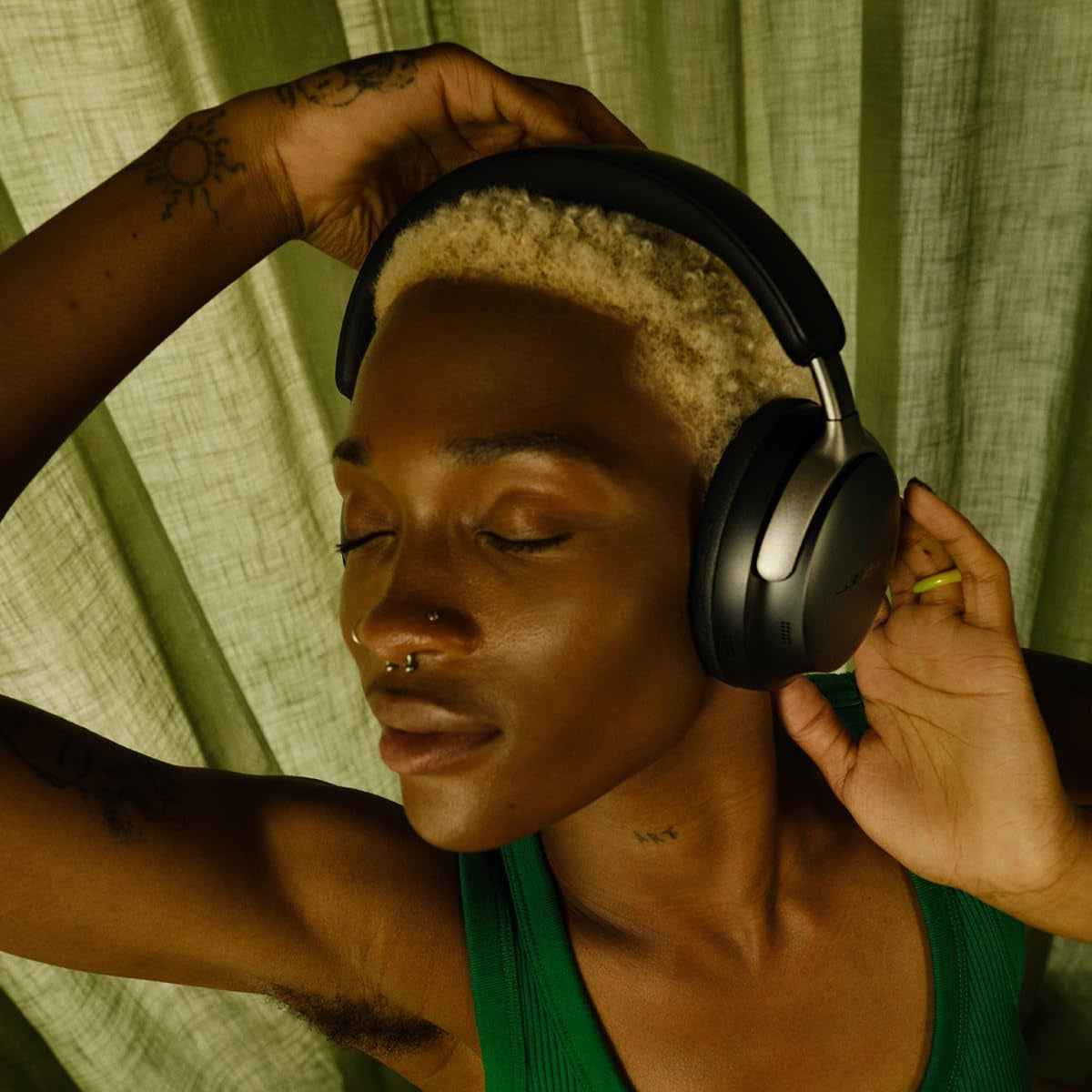 Quietcomfort Ultra Wireless Noise Cancelling Headphones with Quietcomfort Ultra Wireless Noise Cancelling Earbuds (Black)