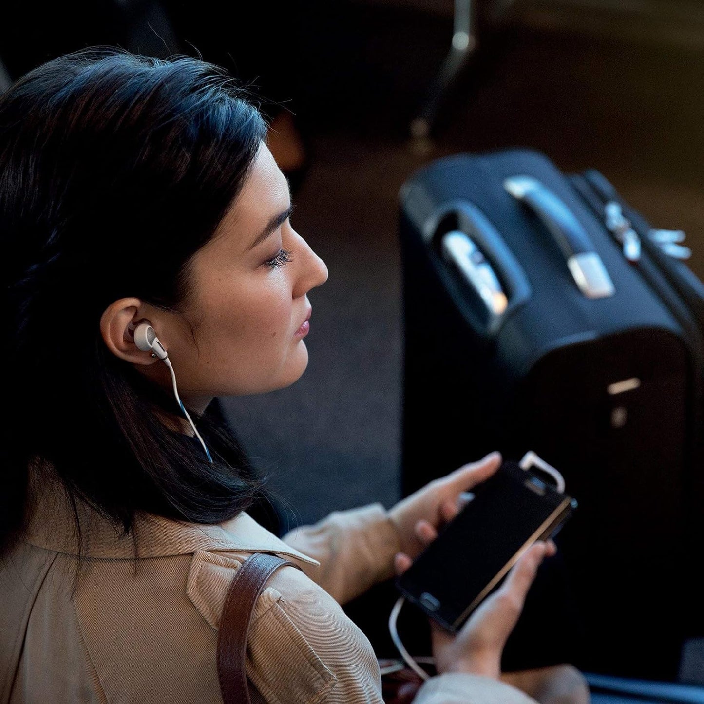 Bose Quietcomfort 20 Acoustic Noise Cancelling Headphones, Apple Devices, White (Renewed)