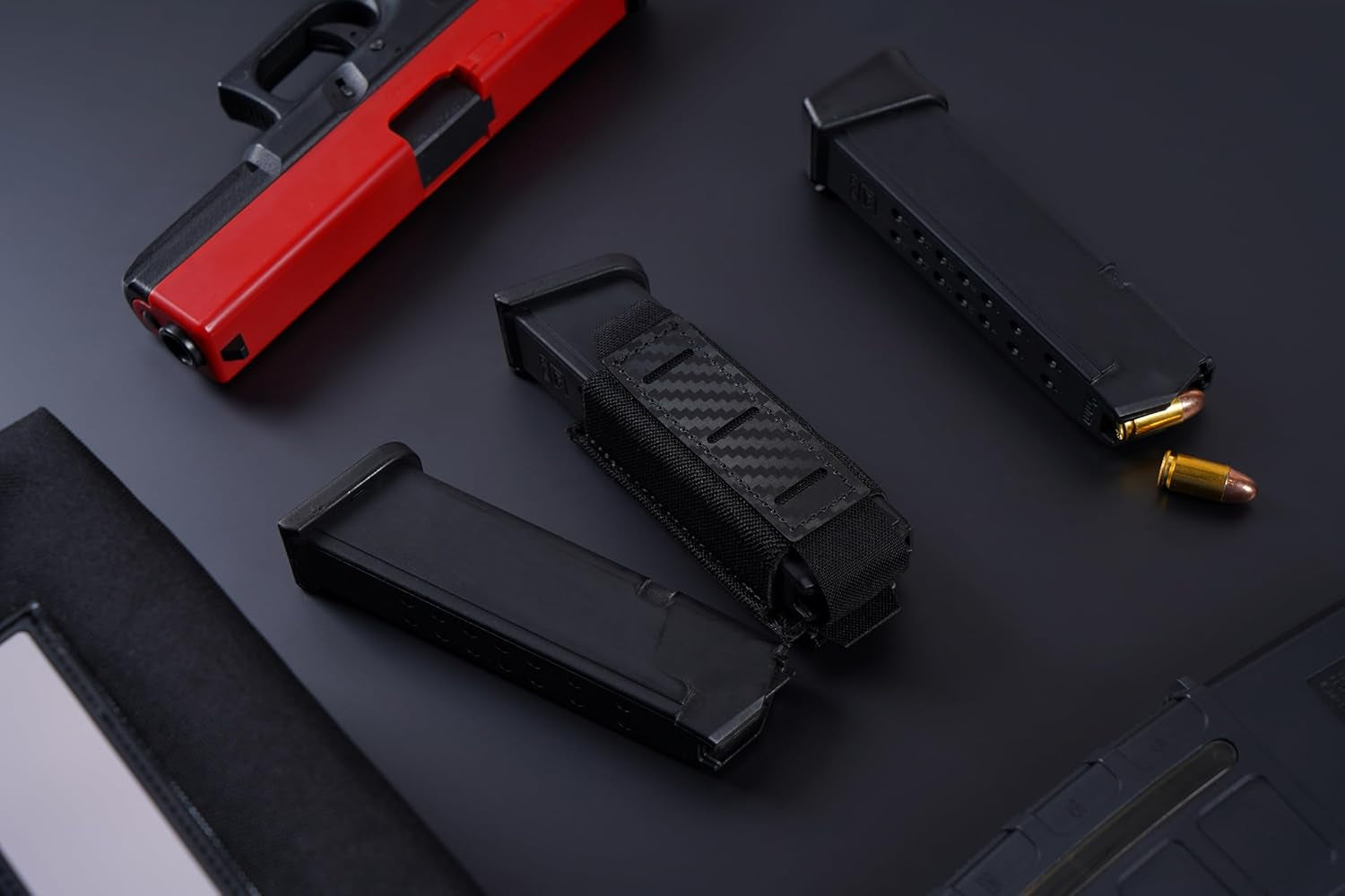 Pistol Mag Pouch 9Mm Magazine Pouches MOLLE Holder,For M1911 92F 9Mm .40 Magzines Flashlight Holster, with Carbon Fiber Patterned PP Plate Construction Single Magazines Carrier