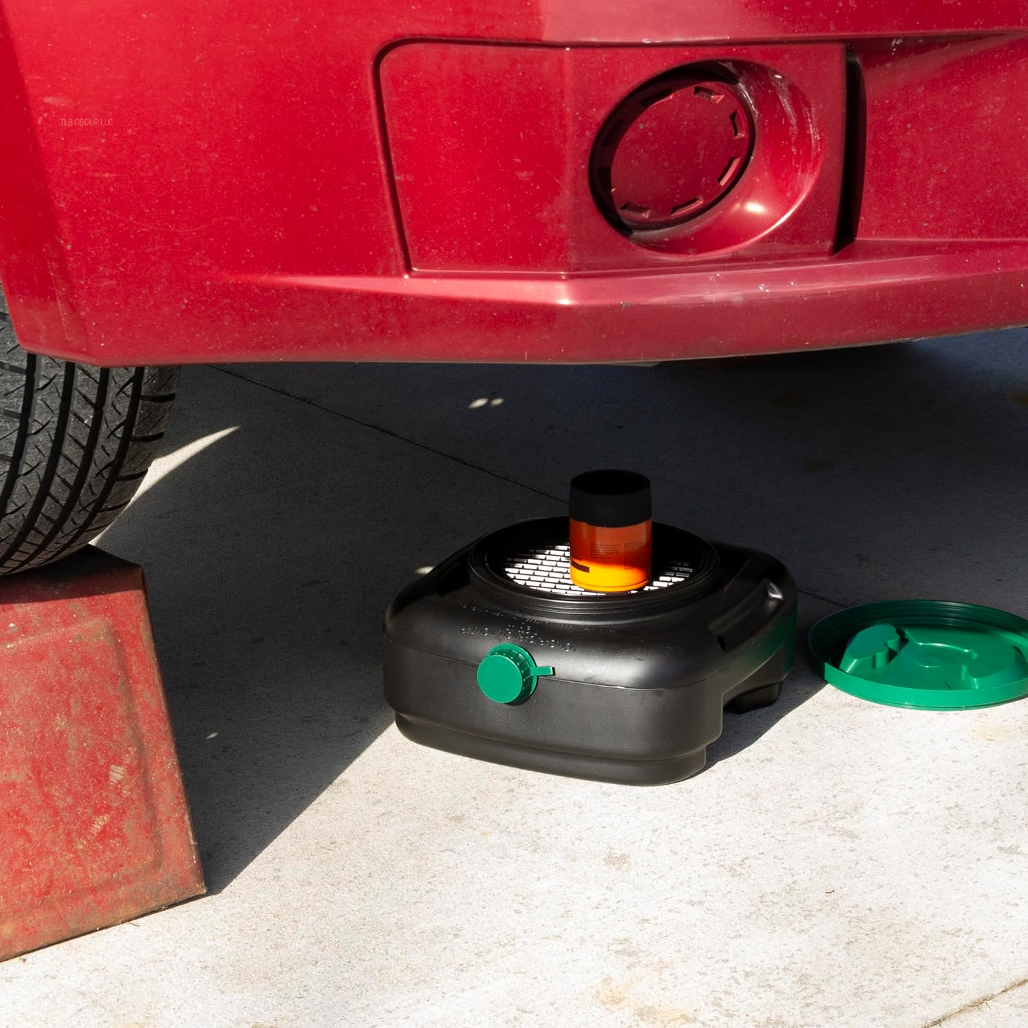 AM07029 7.3 Quart Oil Drain Pan with Lid, Filter Drain Screen, and Pour Spout for Automotive Fluids Including Engine Oil, Anti-Freeze, Transmission Fluid and More, 12" X 12-3/4" X 5.6"